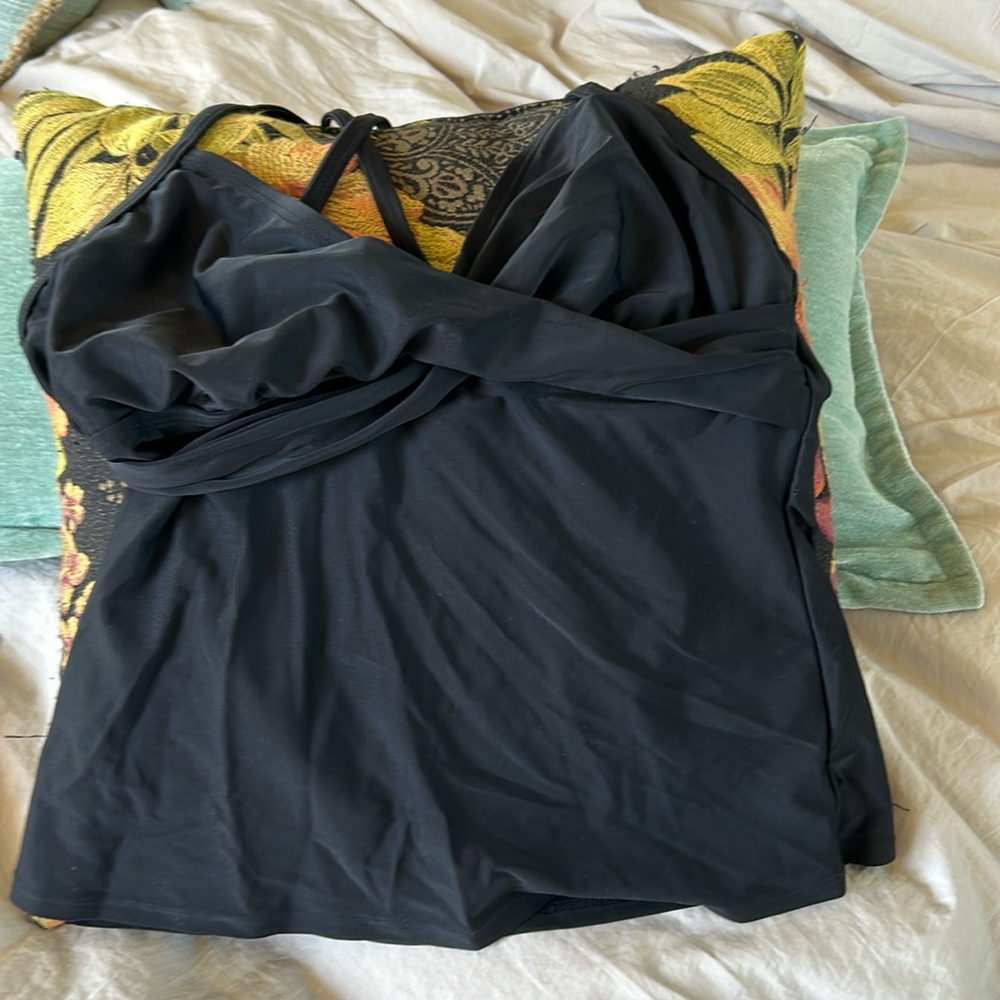 Athleta tankini top. Twist in front.